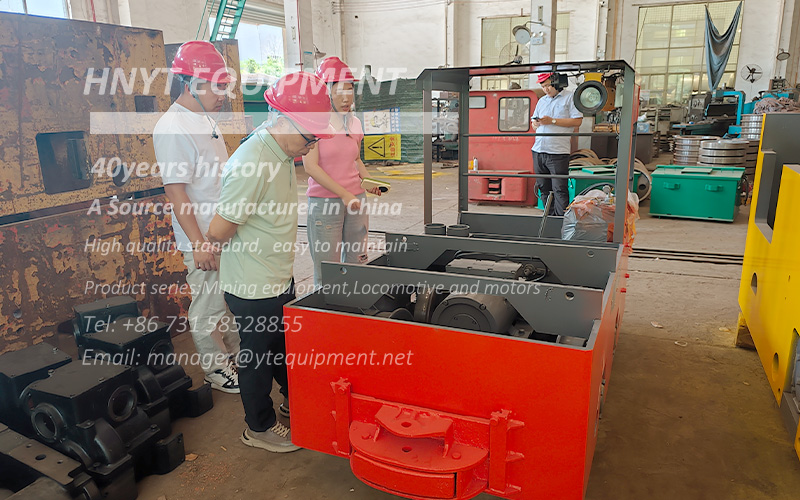 Clients visit the Xiangtan locomotive factory 3.jpg