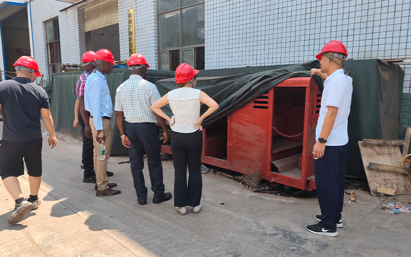 overseas clients visit the locomotive factory 4.jpg