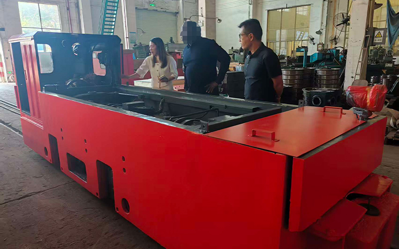 coal mine client visit mining locomotive factory 2.jpg