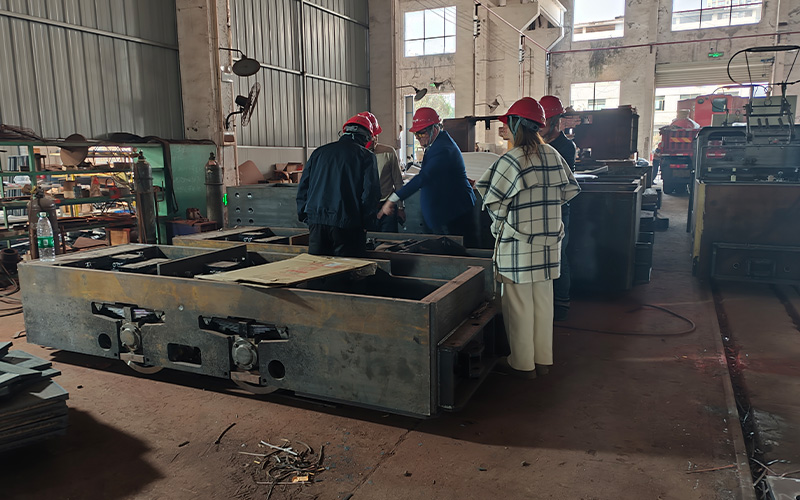 overseas clients visit locomotive factory 2.jpg