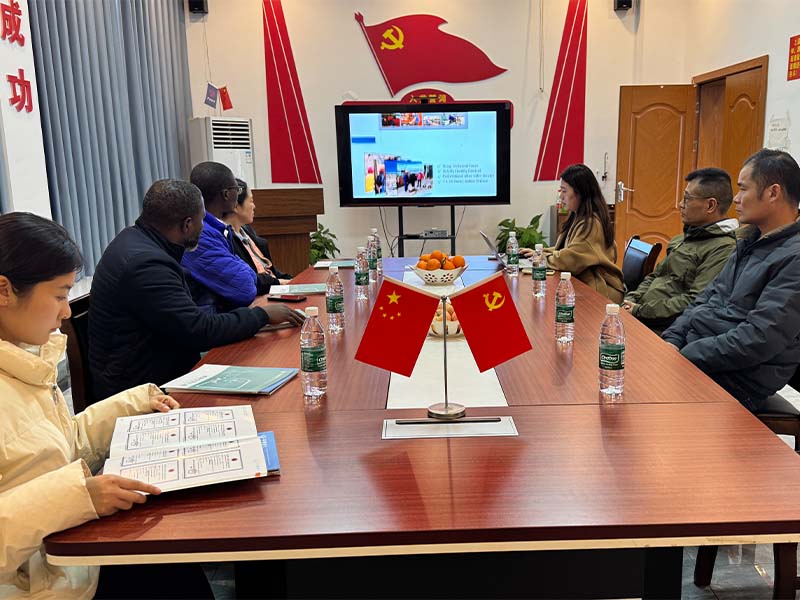 Africa customer visit the locomotive factory 1.jpg