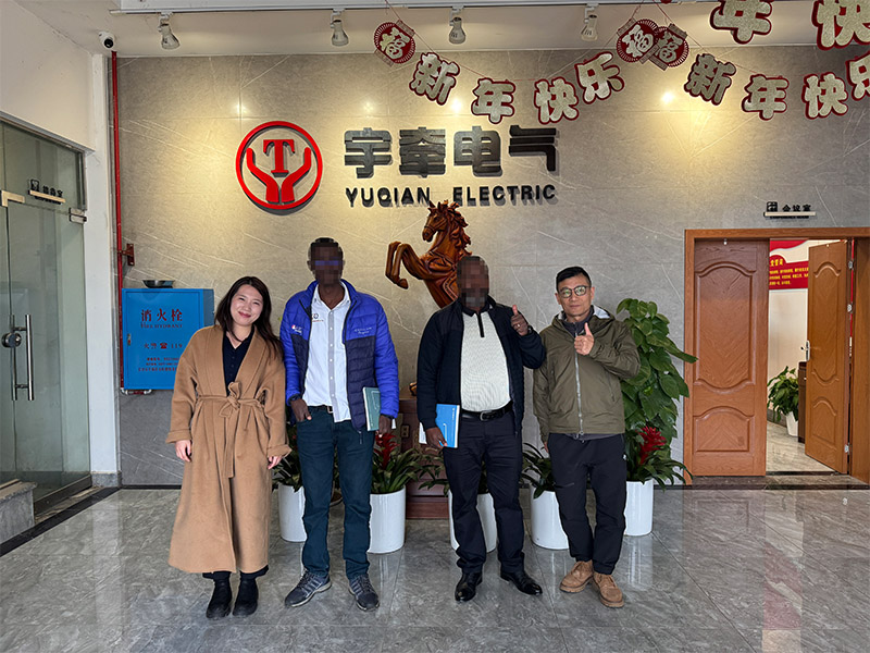 Africa customer visit the locomotive factory 5.jpg